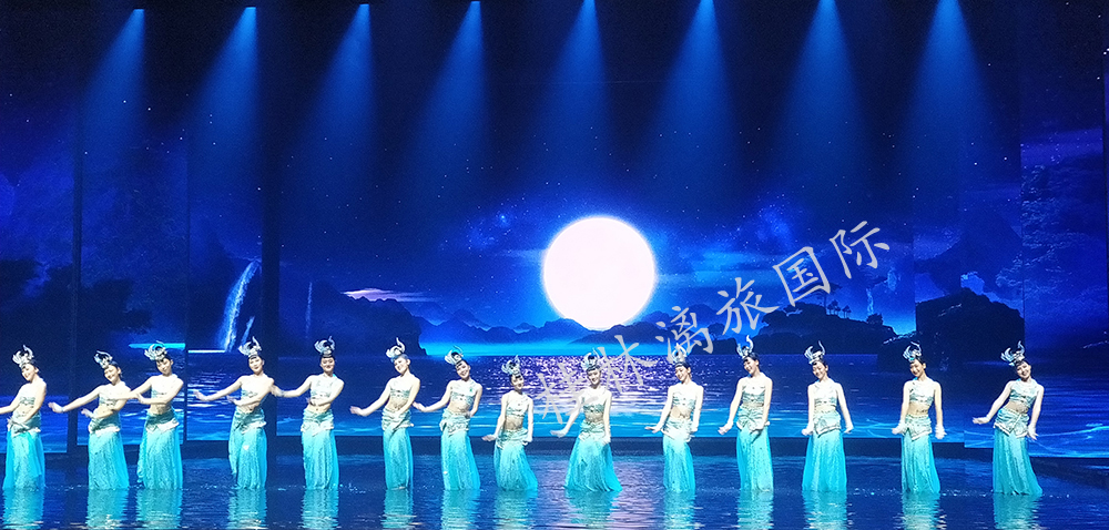 桂林千古情妹子在舞台上踩着真水跳舞